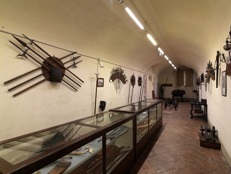 Sala dell'Armeria Albicini con trofeo d'armi (foto G. Sabatini)